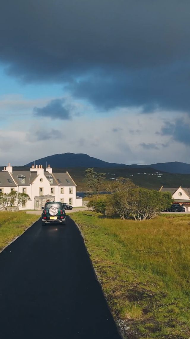 Vehicle approaching Scaliscro